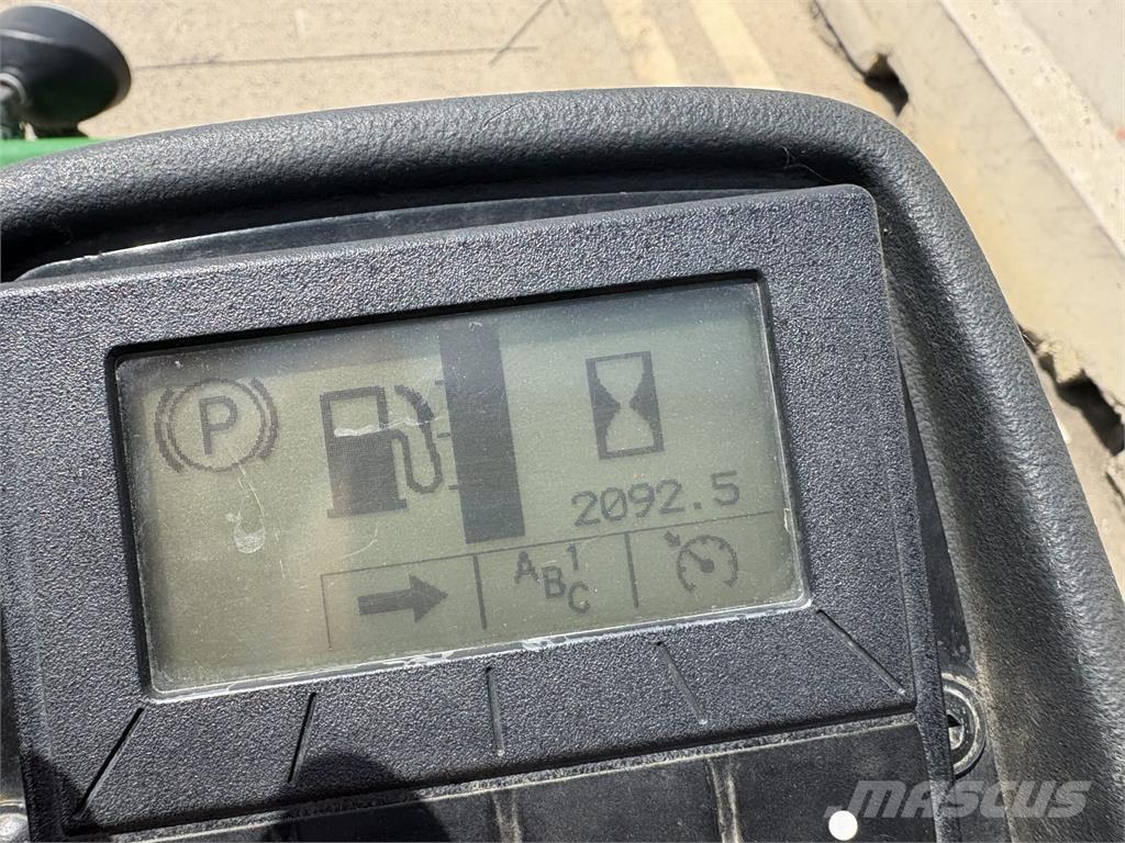 John Deere 7200A Tondeuses à conducteur marchant