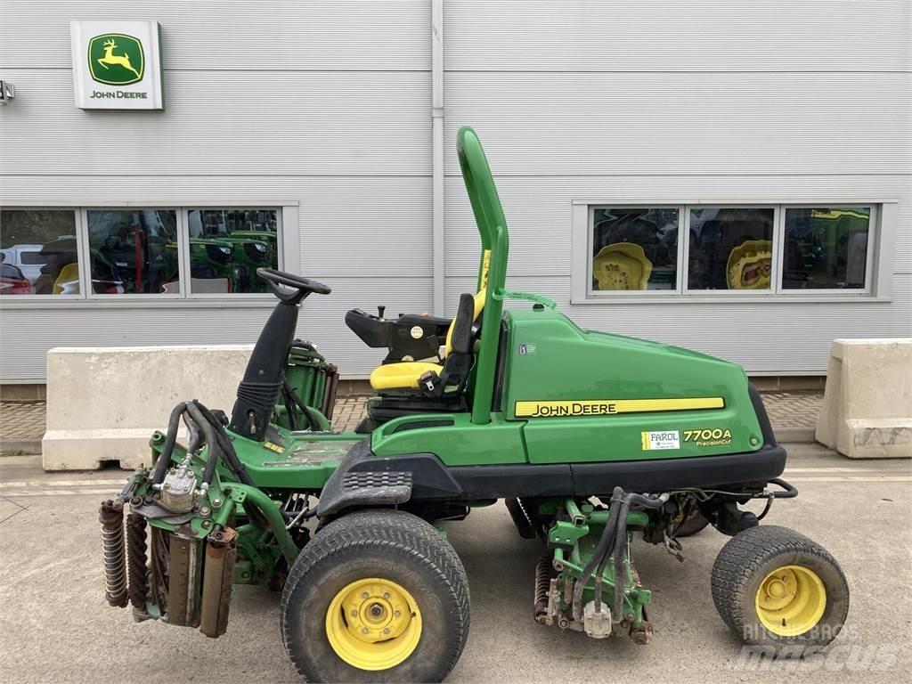 John Deere 7700A Tondeuses à conducteur marchant