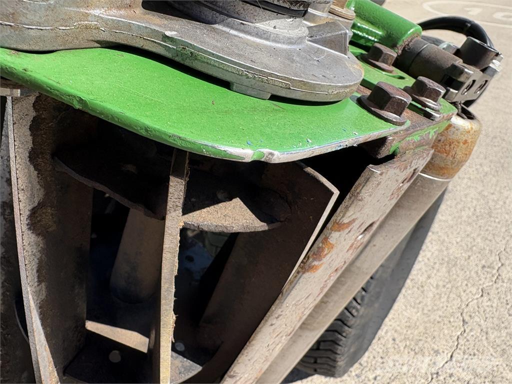 John Deere 7700A Tondeuses à conducteur marchant