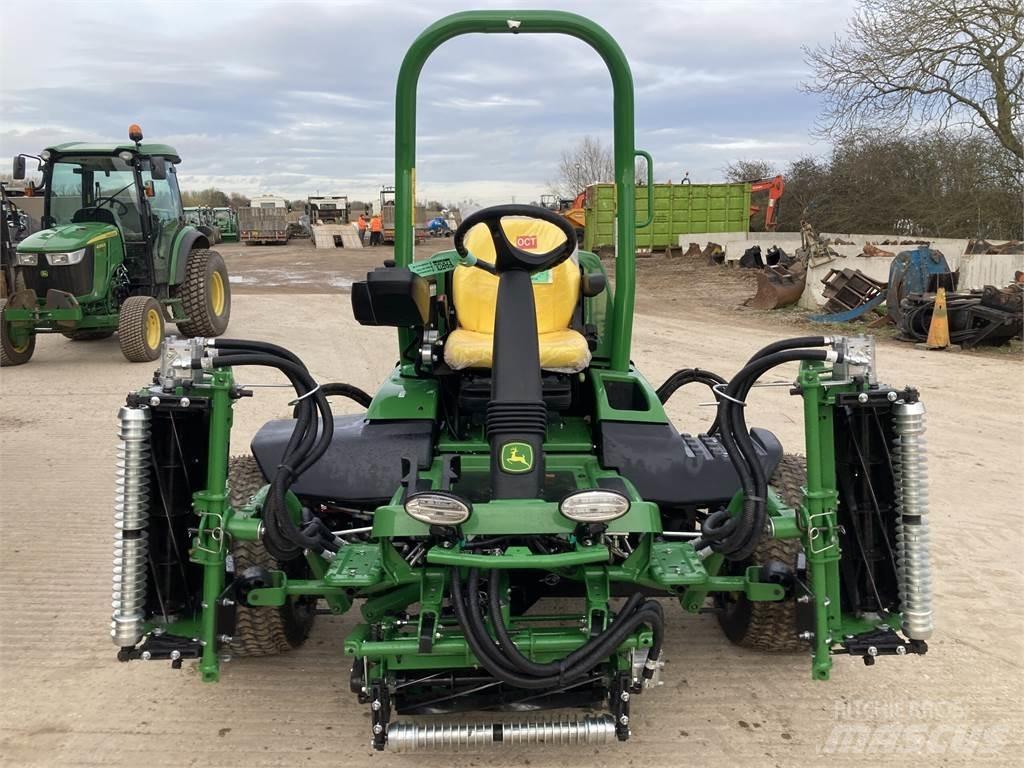 John Deere 7700A Tondeuses à conducteur marchant