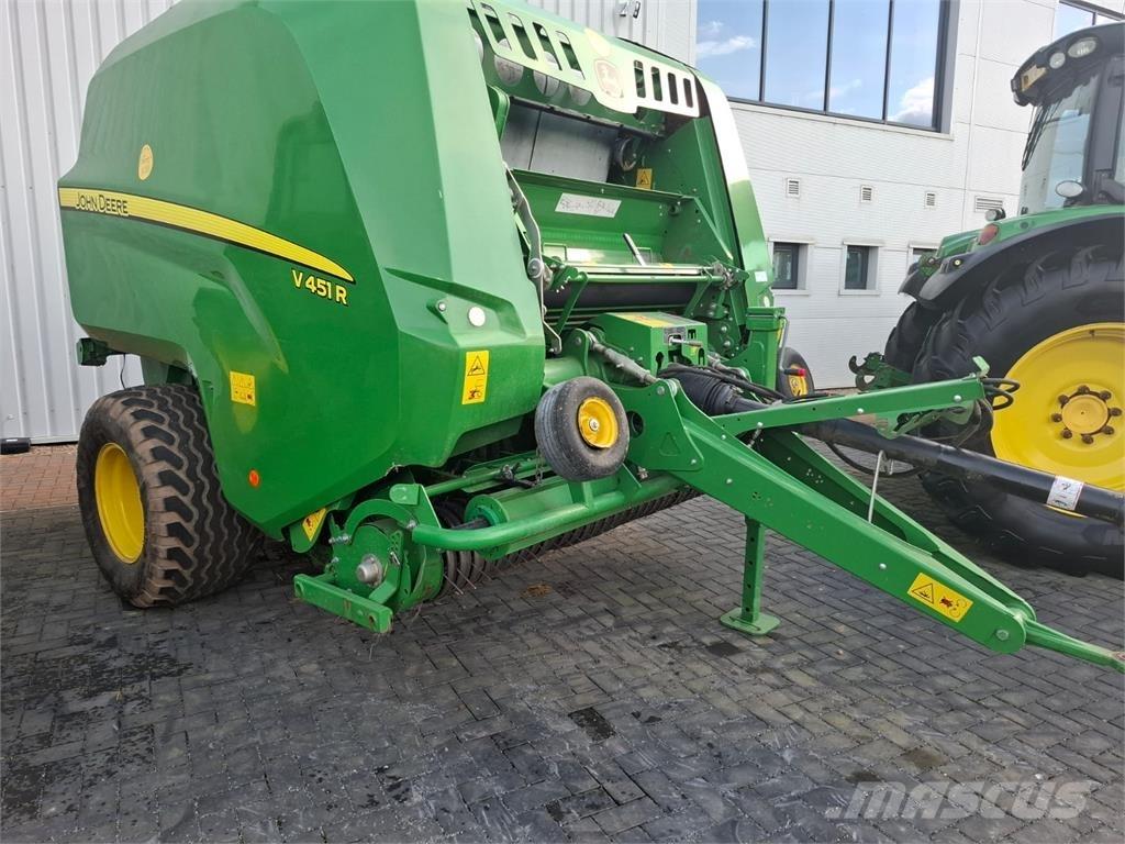 John Deere V451R Presse cubique