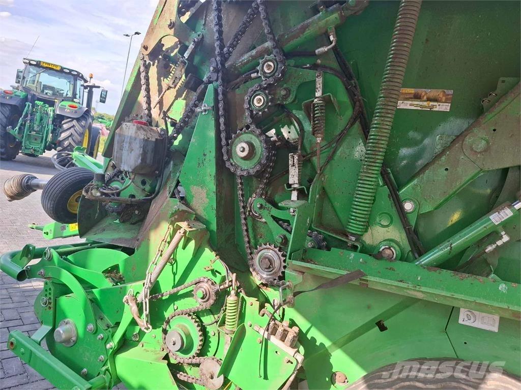 John Deere V451R Presse cubique