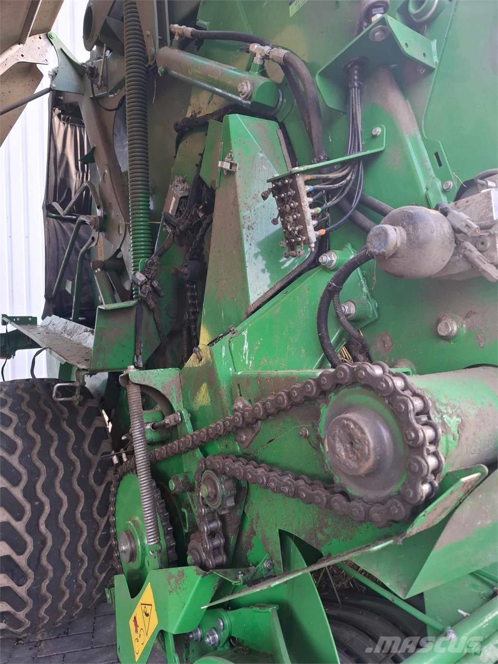 John Deere V451R Presse cubique