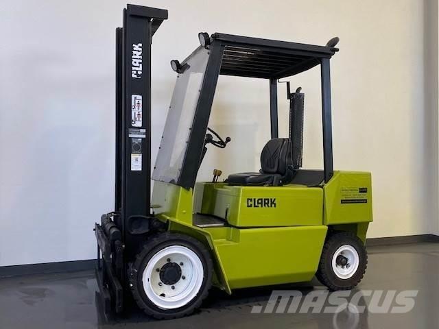 Clark DPM30N Chariots diesel