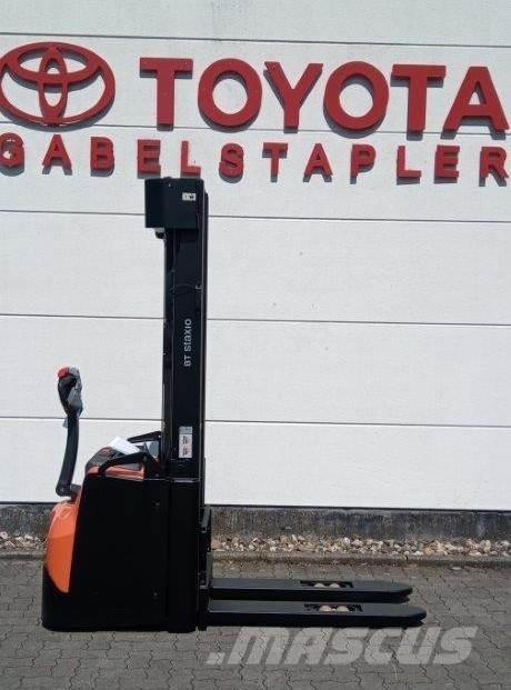 Toyota SWE160L Gerbeur accompagnant