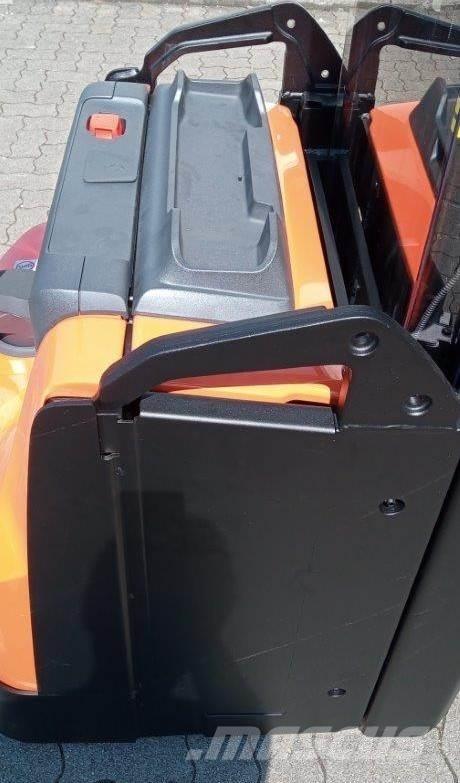 Toyota SWE160L Gerbeur accompagnant