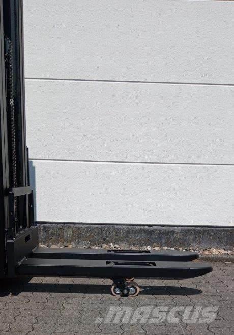 Toyota SWE160L Gerbeur accompagnant