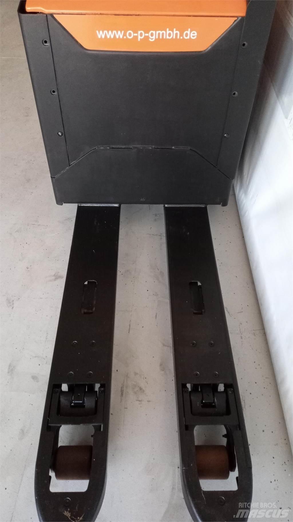 Toyota LPE 200 Transpalette accompagnant