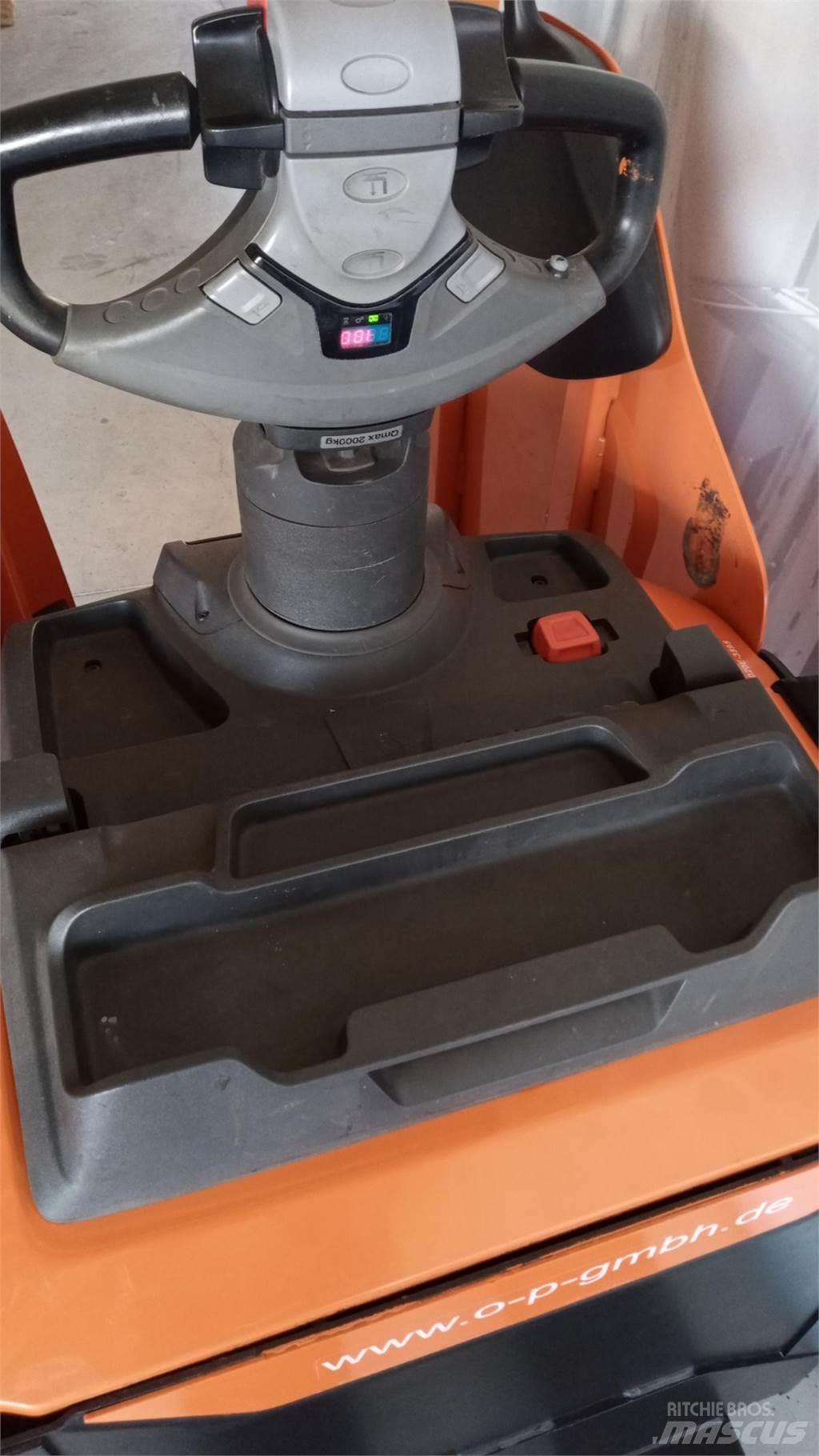 Toyota LPE 200 Transpalette accompagnant
