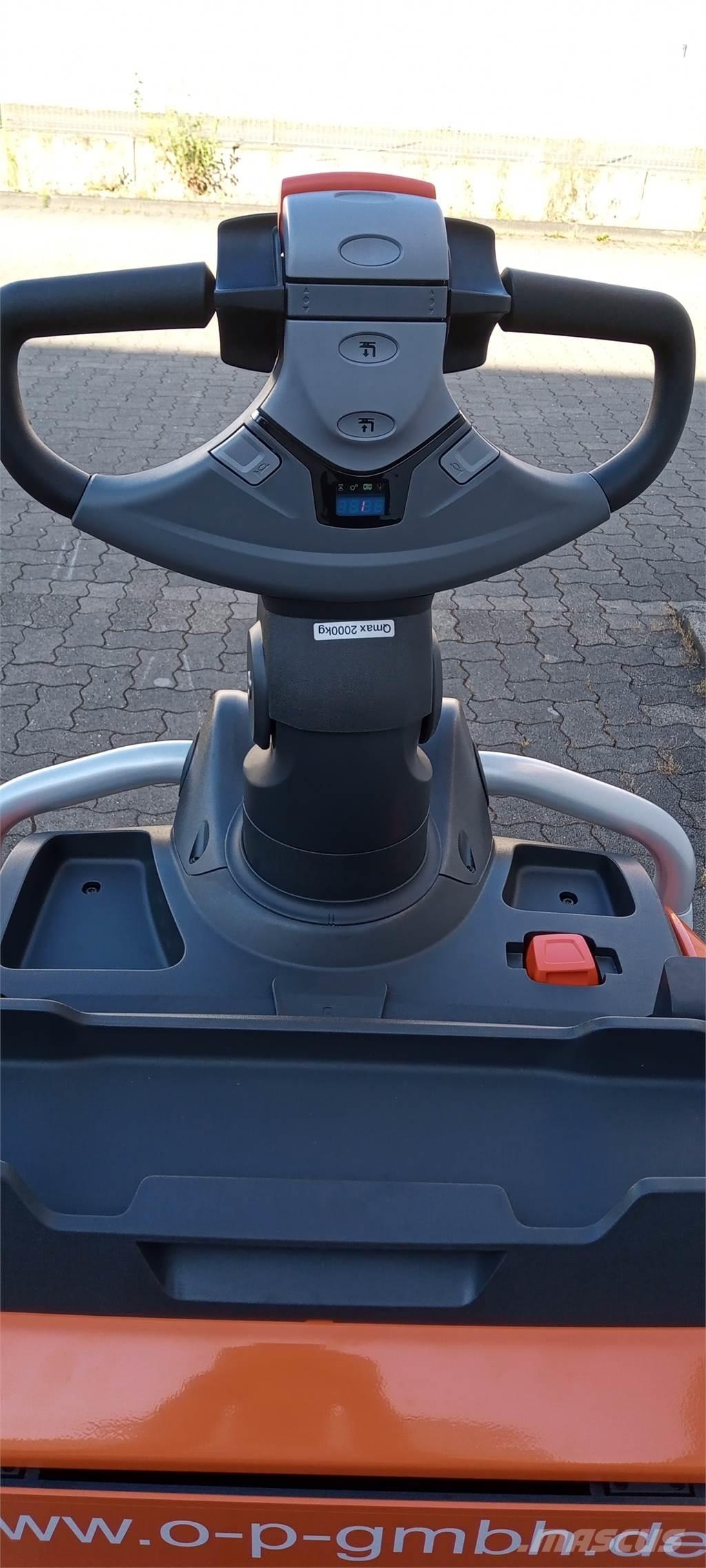 Toyota LPE200 Gerbeur accompagnant