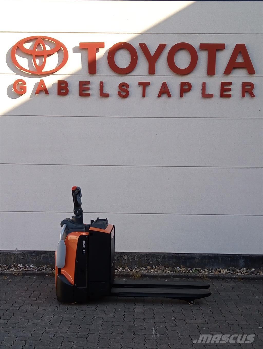 Toyota LPE200 Gerbeur accompagnant