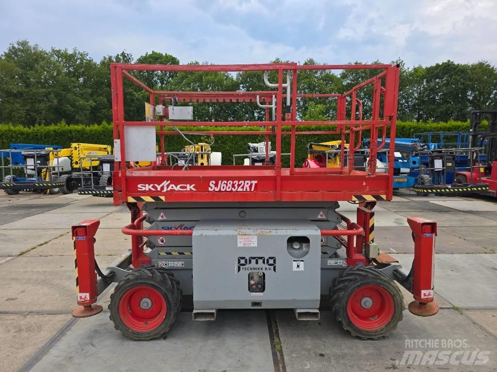 SkyJack SJ 6832 RT Nacelle ciseaux
