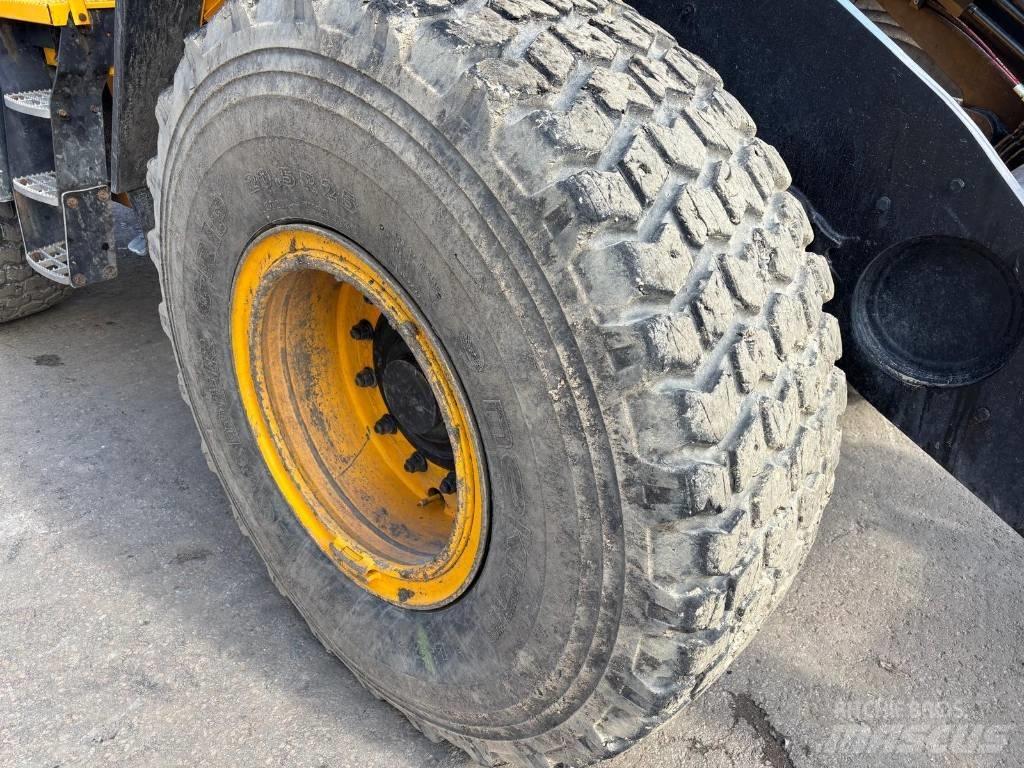 JCB 437 HT Chargeuse sur pneus