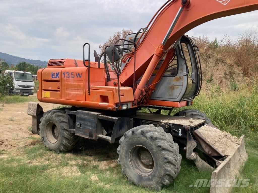 Hitachi EX 135 W Pelle sur pneus