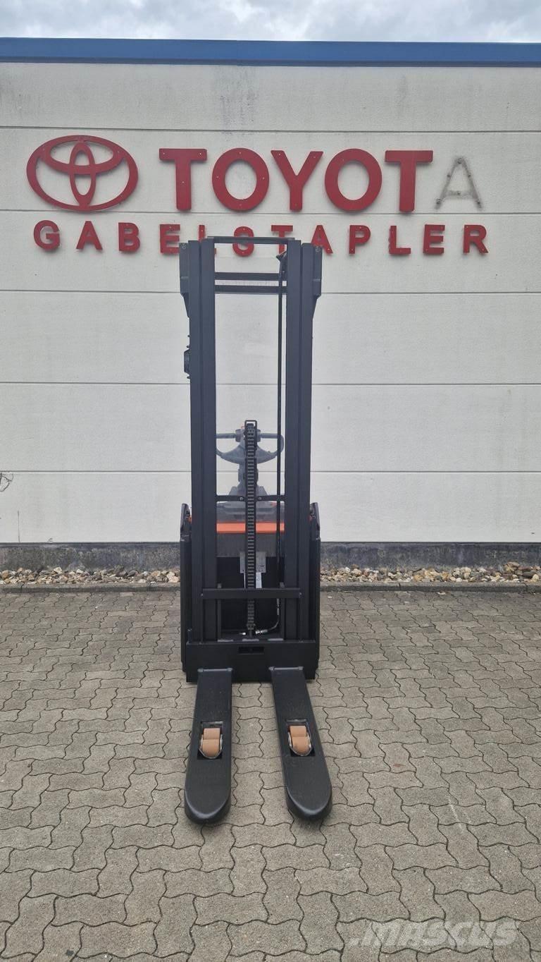 Toyota SPE160 Gerbeur accompagnant