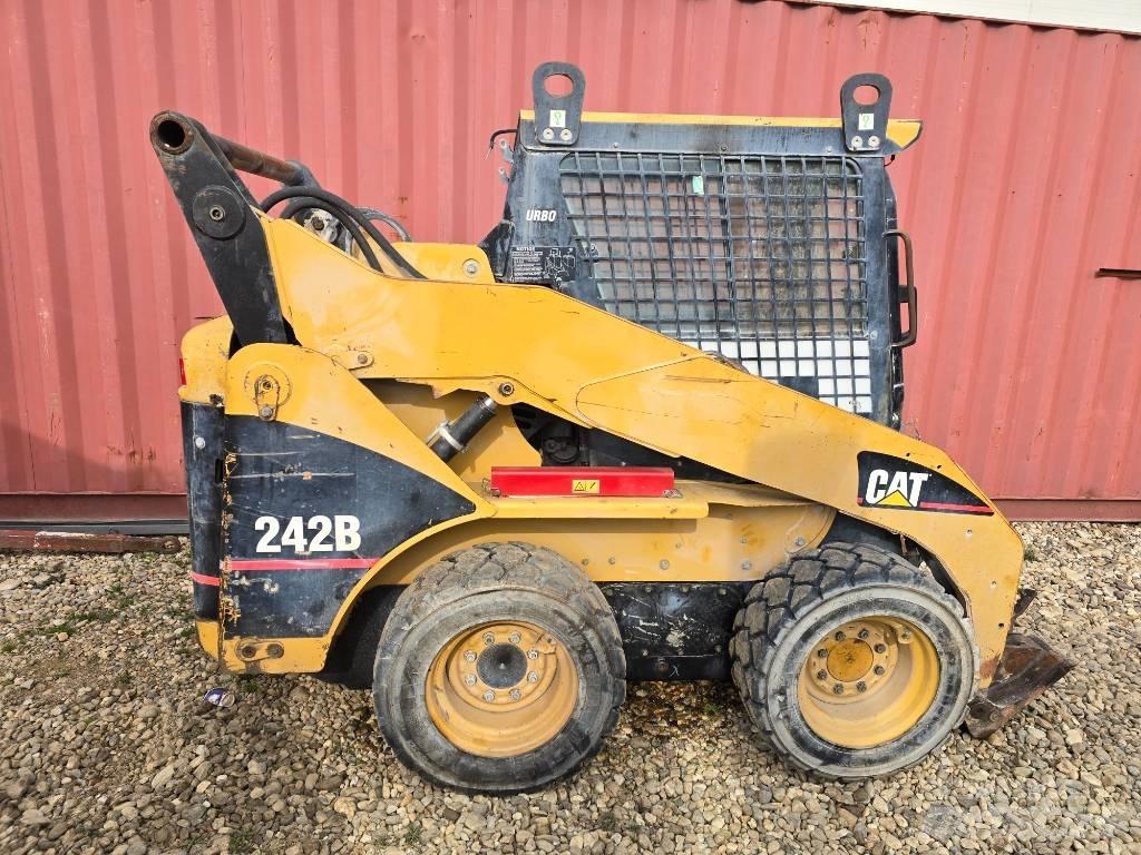 CAT 242 B Chargeuse compacte
