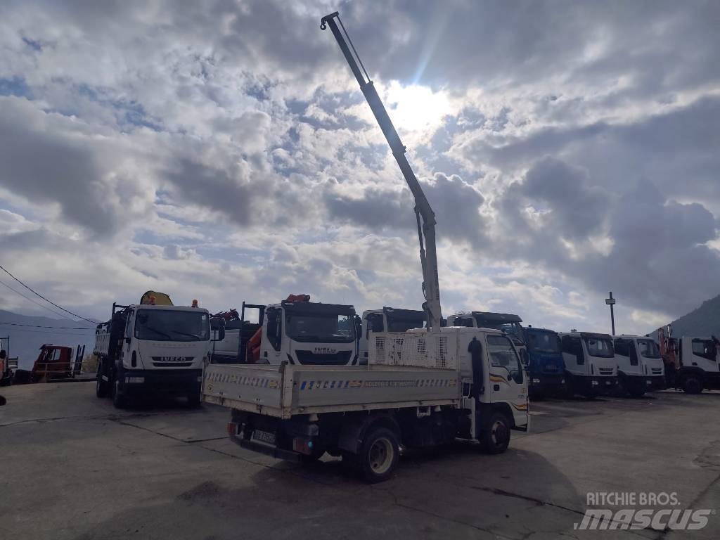 Isuzu NPR77G-5DX Camion plateau ridelle avec grue