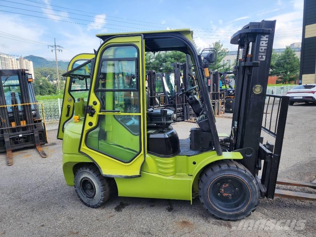 Clark gts30de Chariots diesel