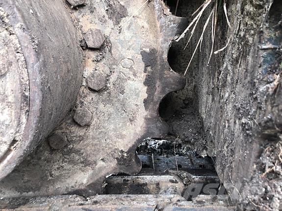 Hitachi ZX85US Pelle sur chenilles