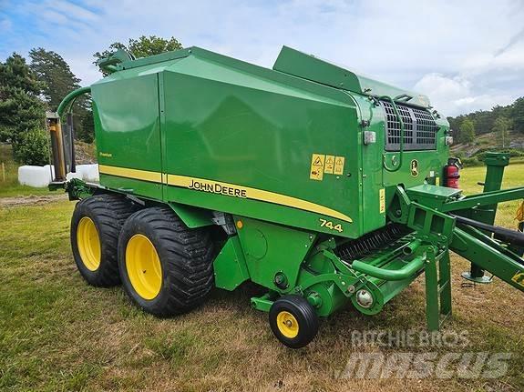 John Deere 744 Presse à balle ronde