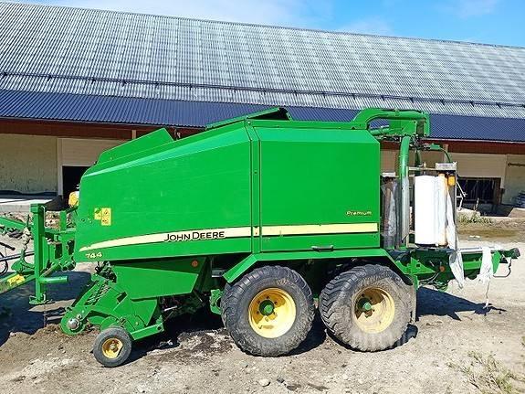 John Deere 744 Presse à balle ronde