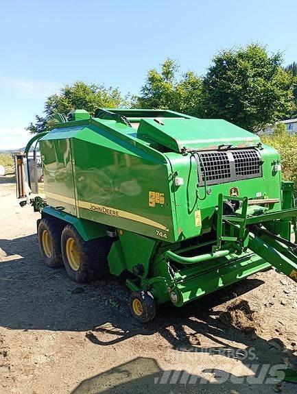 John Deere 744 Presse à balle ronde