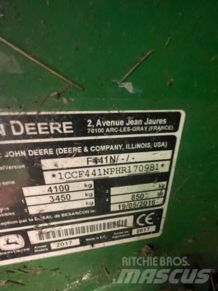 John Deere F441 Presse à balle ronde