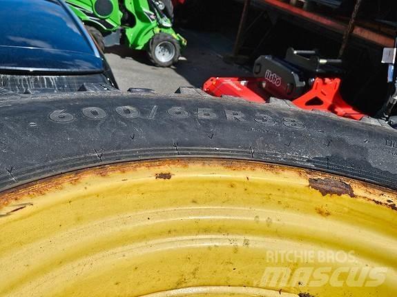 John Deere NOKIAN Tracteur