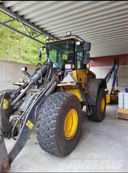Komatsu WA200 PT Chargeuse sur pneus