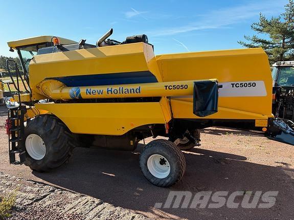 New Holland TC5050 Moissonneuse batteuse
