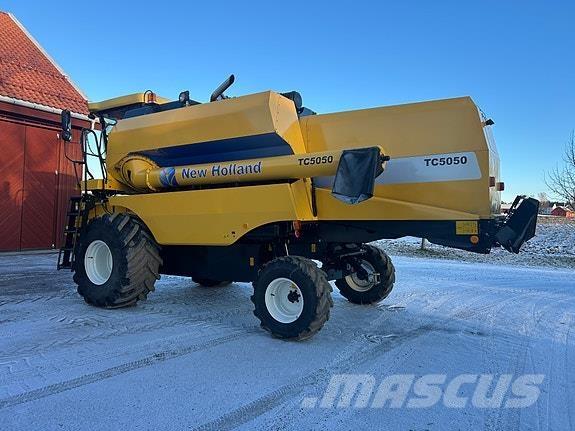 New Holland TC5050 Moissonneuse batteuse