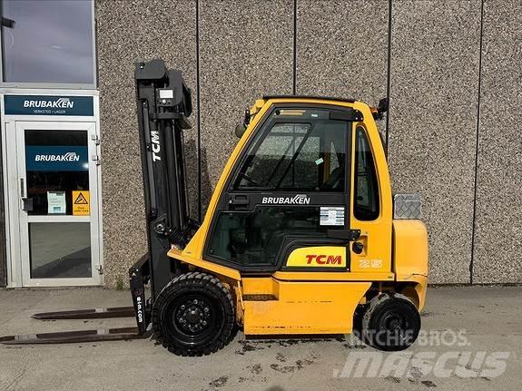 TCM FD25 Chariots diesel