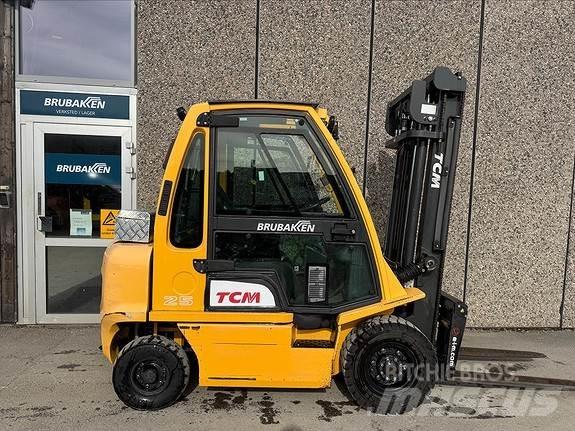 TCM FD25 Chariots diesel