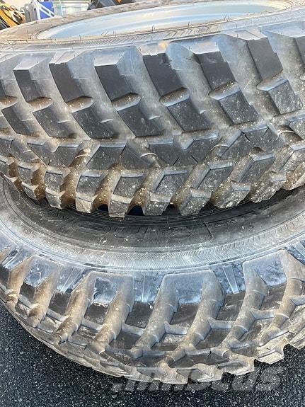  TRI Nokian Pneus, roues et jantes