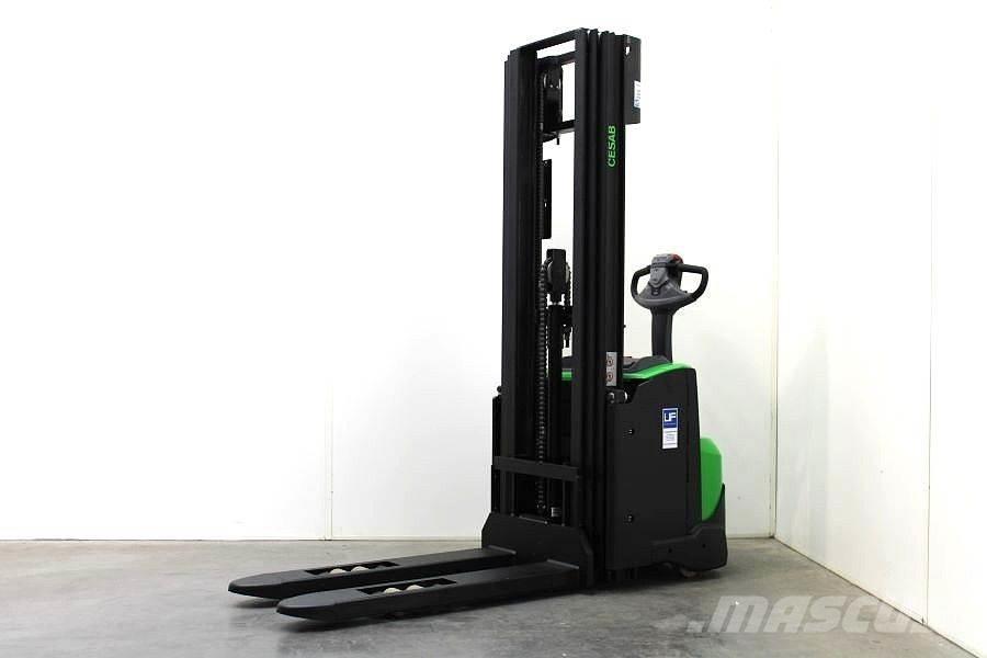 Cesab S 212 L / 450 Gerbeur accompagnant