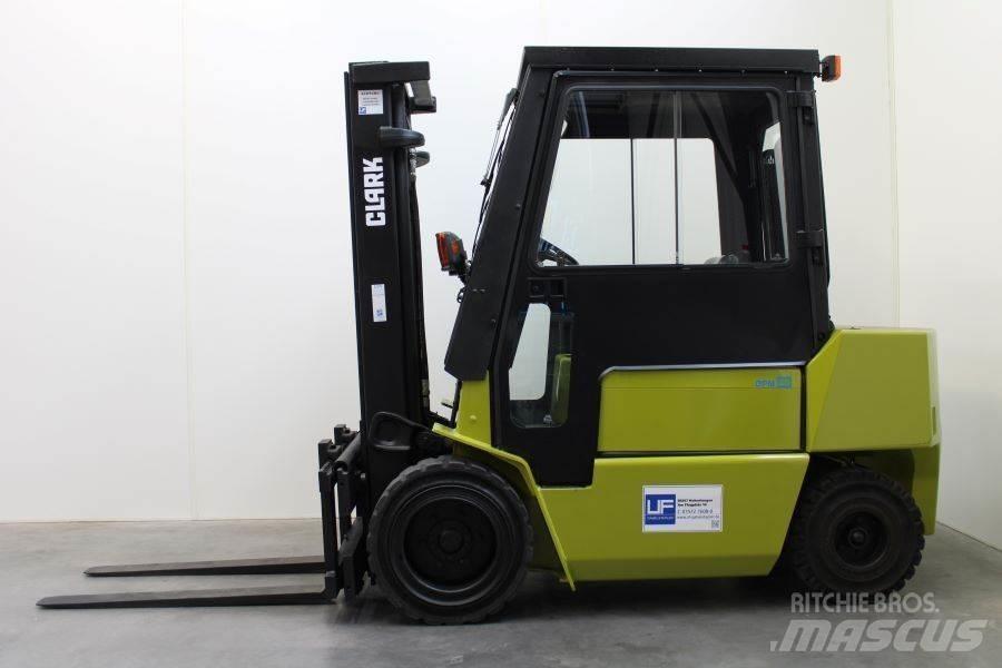 Clark DPM 30 Chariots diesel