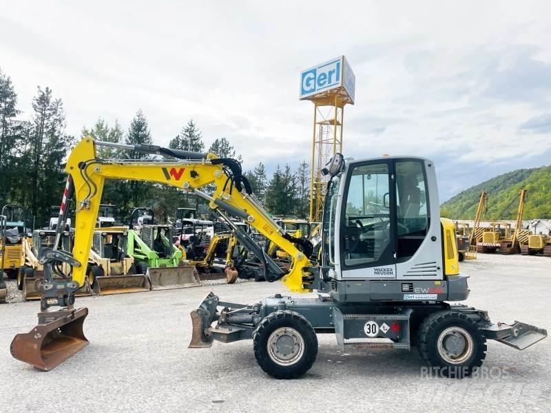 Neuson EW65 Pelle sur pneus