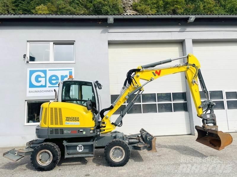 Neuson EW65 Pelle sur pneus