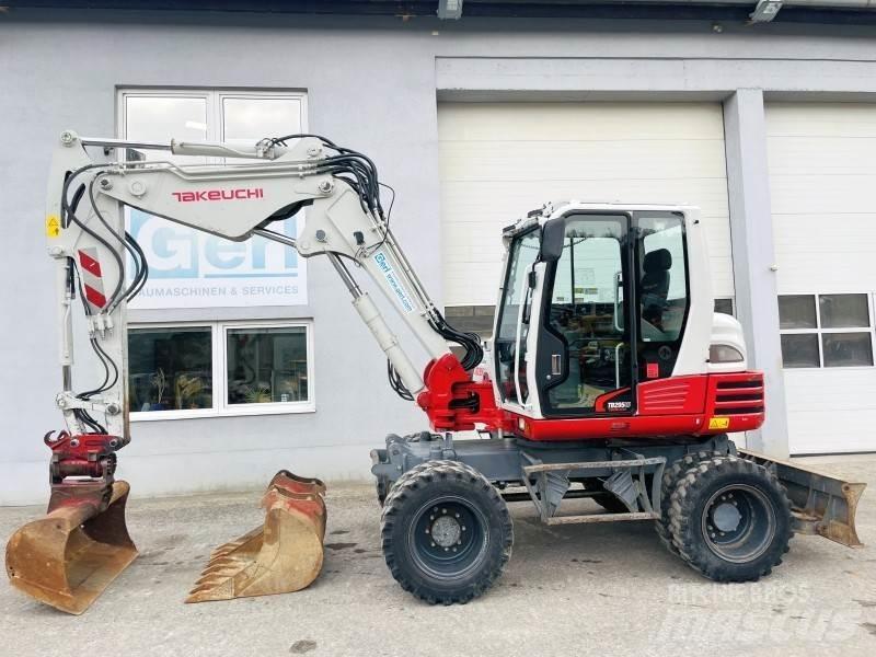 Takeuchi TB295W Pelle sur pneus