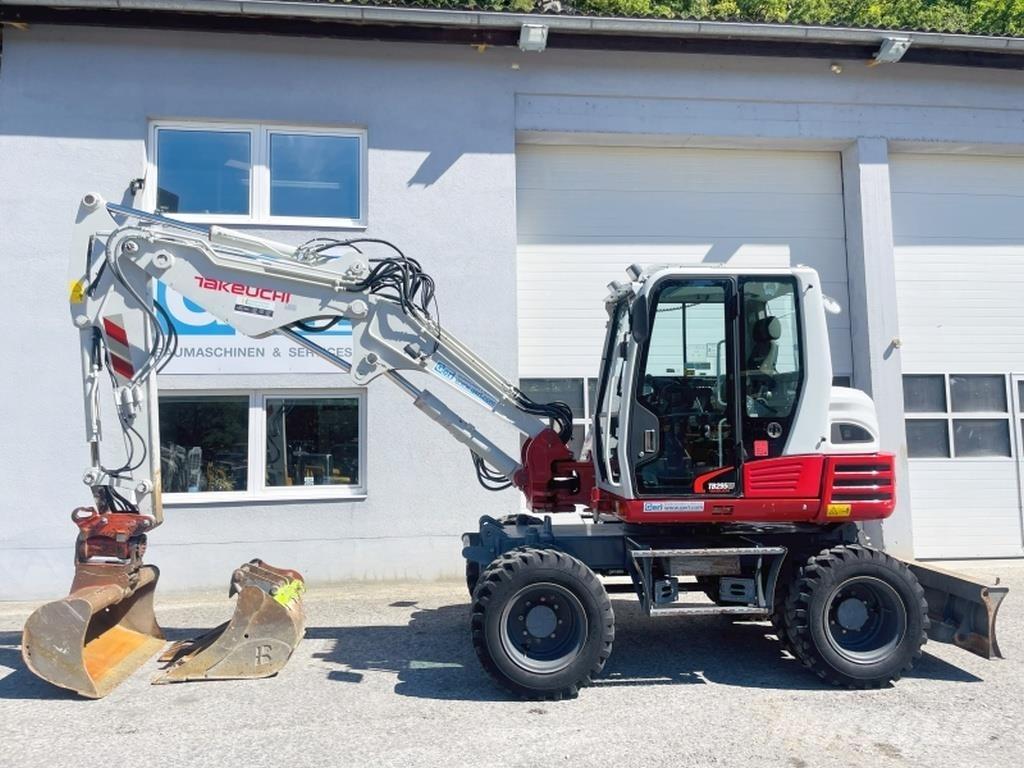 Takeuchi TB295W Pelle sur pneus