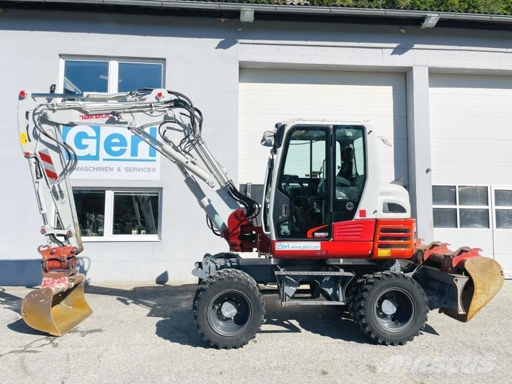 Takeuchi TB295W Pelle sur pneus