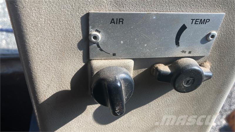 CASE 321B Chargeuse sur pneus