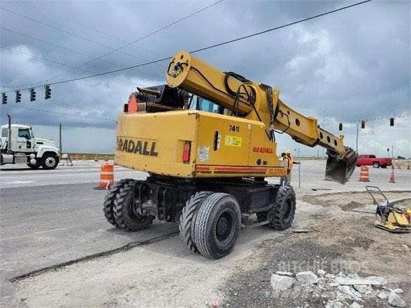 Gradall XL3300 V Pelle sur pneus