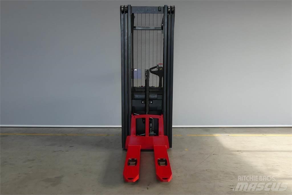 Hyster S1.6il Gerbeur accompagnant