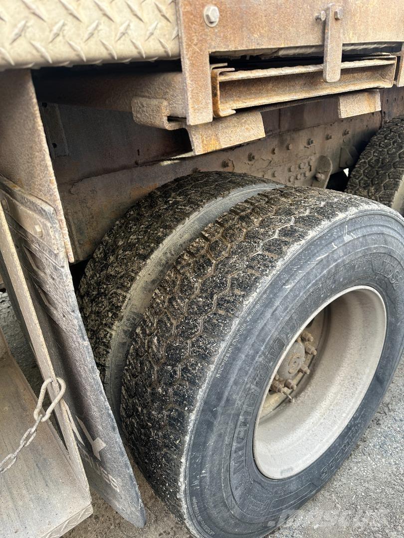 National 1500 Camion plateau ridelle avec grue