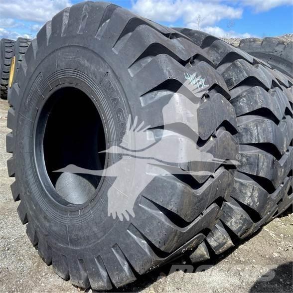  MAGNA 23.5X25 Pneus, roues et jantes