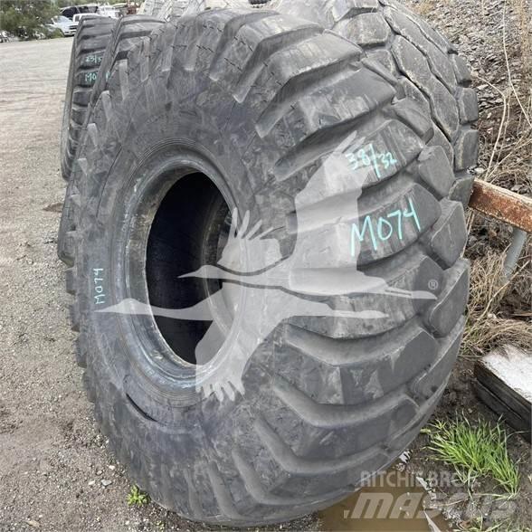 Titan 23.5x25 Pneus, roues et jantes