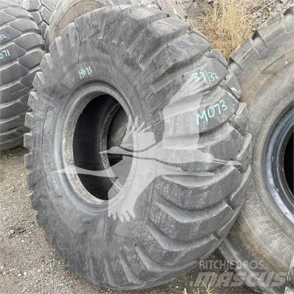 Titan 23.5x25 Pneus, roues et jantes