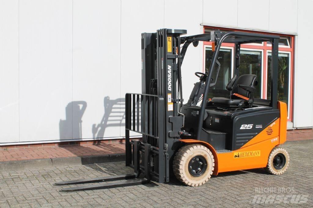 Doosan B25NS Chariots élévateurs électriques