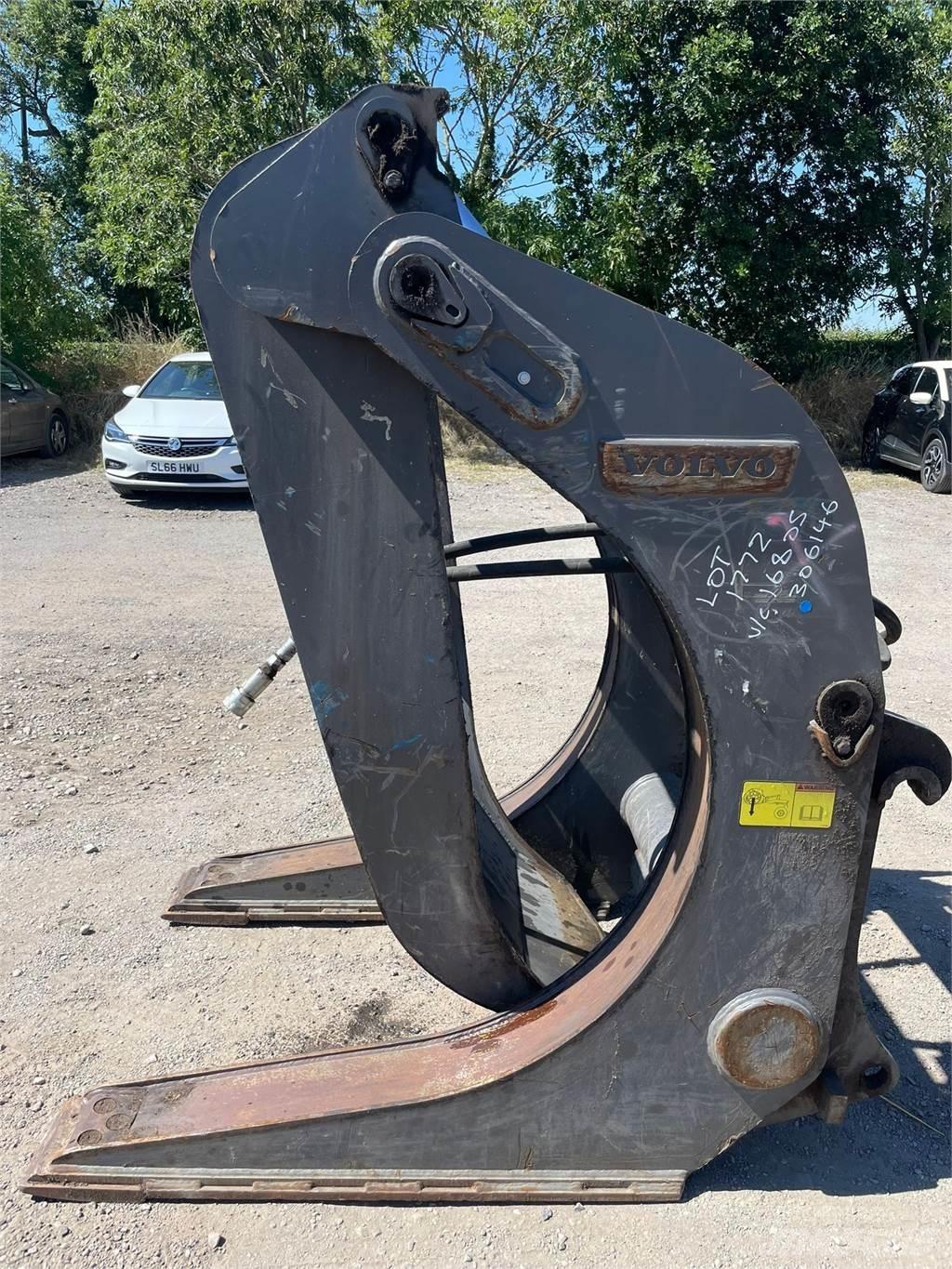 Volvo log grab Construction - Autres